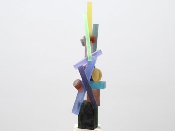 Copyright: Kai Schiemenz, Bell the cat I, 2024 Farbige Glasskulptur aus verschiedenen Körpern zusammengesetzt: Stangen, Scheiben, Zylinder und Quader