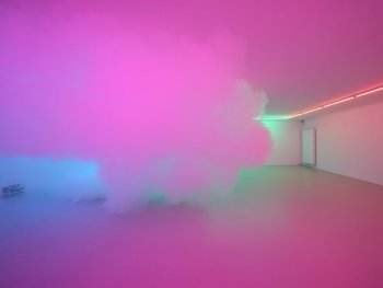 Copyright: Zora Kreuzer, Cloud Nine, 2022 Museum Gegenstandsfreier Kunst, Otterndorf In einem Raum in Pink breitet sich eine pinkfarbene Wolke aus