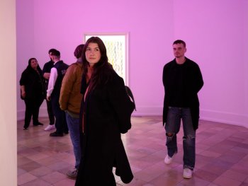 Copyright: Zora Kreuzer, True Color, 2026; (c) VG Bild-Kunst Bonn, 2026 Lichtraum von Zora Kreuzer in Pink
