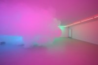 In einem Raum in Pink breitet sich eine pinkfarbene Wolke aus