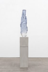 Vertikale Glasskulptur von unten nach oben von weiß nach blau eingefärbt