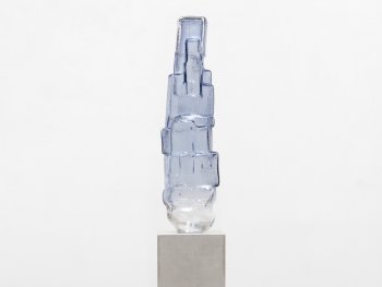 Copyright: Kai Schiemenz, Yonder Yowl, 2025 Glas, Betonsockel, 74 × 23 × 20 cm Vertikale Glasskulptur von unten nach oben von weiß nach blau eingefärbt