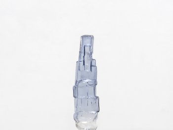 Foto: Courtesy Galerie EIGEN + ART Leipzig/Berlin; Foto: Otto Felber, Berlin
Vertikale Glasskulptur von unten nach oben von weiß nach blau eingefärbt