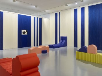 Copyright: Erika Hock, Eintauchen in die Kunst, 2023, Museum unter Tage, Situation Kunst, Bochum 2023 Farbige Sitz- und Liegemöbel in einem Raum mit blau-weißer Wandbespannung