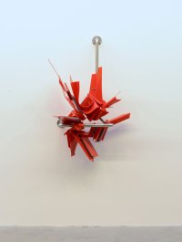 Rote Wandskulptur aus Edelstahl  und gebogenem und gefaltetem Flachglas