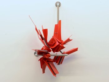 Copyright: Sebastian Kuhn, Display Devices XXIII, 2019 Edelstahl, Acrylglas, PU, Schrauben, B 80 x T 65 x H 130 cm Rote Wandskulptur aus Edelstahl und gebogenem und gefaltetem Flachglas