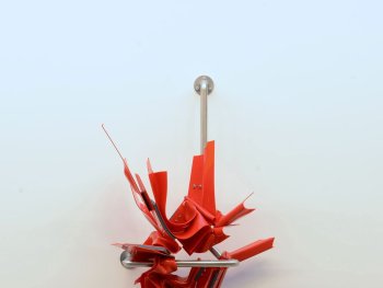 Foto: (c) Sebastian Kuhn & VG Bild-Kunst Bonn, 2026 Foto: Studio Sebastian Kuhn
Rote Wandskulptur aus Edelstahl und gebogenem und gefaltetem Flachglas