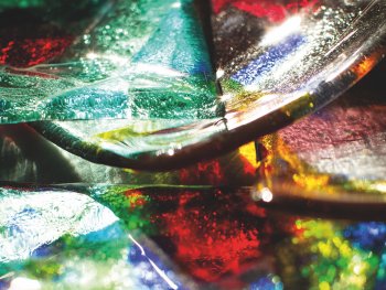 Bunte Glaswerkstücke funkeln im Sonnenlicht
