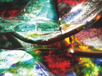 Bunte Glaswerkstücke funkeln im Sonnenlicht