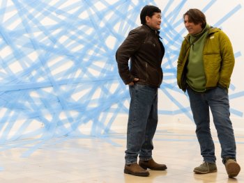 Copyright: Erika Kirstin Arndt o. T., 2026 PE, hellblau, Größe variabel, © VG Bild-Kunst Bonn, 2026 Blaue Dämmkunststoffstreifen in Bahnen über eine Wand und den Boden des Raums geklebt, beziehen sich auf die Maße der Wand