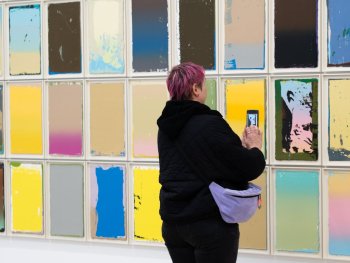 Copyright: Franziska Holstein o. T. (90_2026), 2026 90-teilige Serie, Acryl auf Papier, je 42 x 29,7 cm © VG Bild-Kunst Bonn, 2026 90 kleinformatige Gemälde Acryl auf Papier im Block gehängt. Das Papier wurde jeweils in mehreren Schichten übermalt, wobei untenliegende Schichten an verschiedenen Stellen sichtbar bleiben.