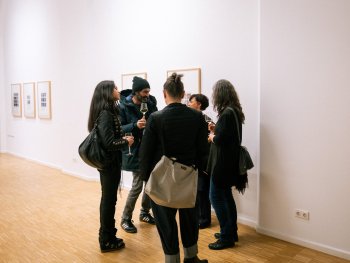 Ausstellungsbesucher im Gespräch während der Vernissage