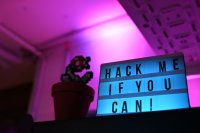 Leuchtschild auf dem "Hack me if you can" steht