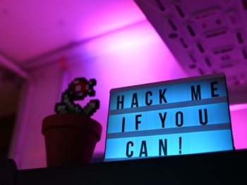 Leuchtschild auf dem "Hack me if you can" steht