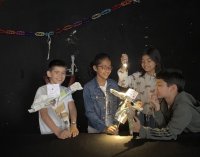 Kinder spielen mit Zeitungsfiguren Theater