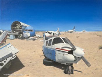 Copyright: Manfred Hönig Verlassene Flugzeuge unterschiedlicher Größe stehen auf sandigem, trockenem Gelände unter blauem Himmel