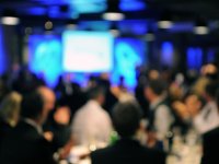 Viele Menschen in einem Saal.