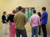 Sechs Personen vor einem ausgestellten Bild