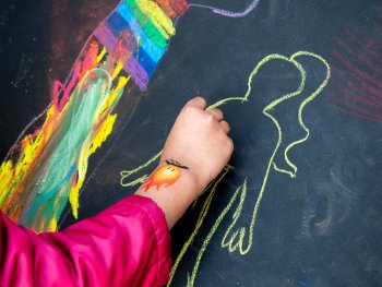 Eine rechte Hand beim Malen