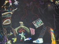 Kindliche Malerei mit Wachsmalkreidekasten