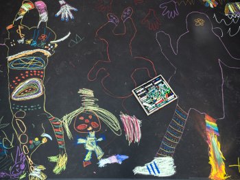 Kindliche Malerei mit Wachsmalkreidekasten