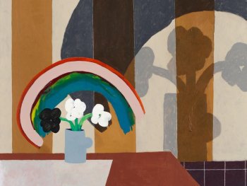 Copyright: Henriette Granert, Schatten wo man sie nicht haben möchte, 2024 Acryl auf Leinwand, 180 x 135 cm Eine Vase mit Stiefmütterchen auf einem Tisch, die Blumen werfen große Schatten an die Wand
