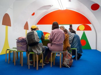 Familie bei einem Workshop