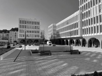 Copyright: BauLust e.V Initiative Nürnbergs Neue Mitte Thon. Schwarzweiß-Foto mit Betonplatz und hohen Gebäude aus Glas und Beton.
