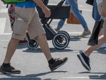 Copyright: Canva Menschen gehen zu Fuß.