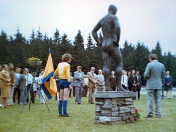Copyright: DEFA-Stiftung; Alexander Kuehn und Wolfgang Bangemann Szenenbild aus dem Film DER NACKTE MAN AUF DEM SPORTPLATZ