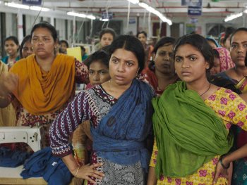 Copyright: EZEF - Evangelisches Zentrum für Entwicklungsbezogene Filmarbeit
Szenenbild aus dem Film MADE IN BANGLADESH