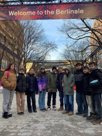 Das zehnköpfige Team von Little Big Films #13 während ihrem diesjährigen Besuch auf der Berlinale