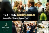 Besucher einer Weinmesse genießen Wein und tauschen sich mit Weingütern aus