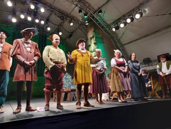 Die Hans-Sachs-Spielgruppe beim Schlussapplaus in einer Reihe auf der Bühne