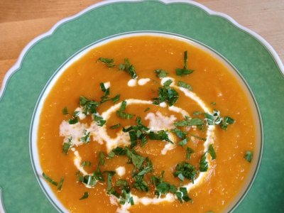 Orange Kürbissuppe in einem Porzellanteller