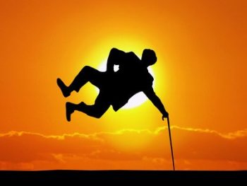 Copyright: fotolia, Kalle Kolodziej Ein Mann in der Luft am Stock