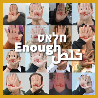 Mitglieder der Organisation PCFF zeigen in ihren Handflächen den Schriftzug "Enough", zu Deutsch "Genug".