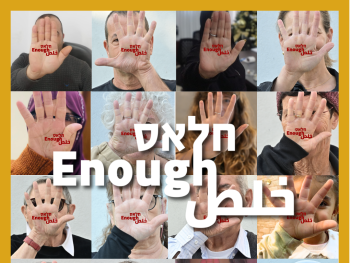 Copyright: Parents Circle - Families Forum (PCFF) Mitglieder der Organisation PCFF zeigen in ihren Handflächen den Schriftzug "Enough", zu Deutsch "Genug".