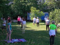 Menschen im Garten machen Qigong