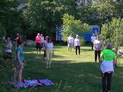 Menschen im Garten machen Qigong