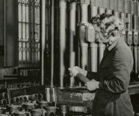 Eine Person, die an der Rohrpost arbeitet.