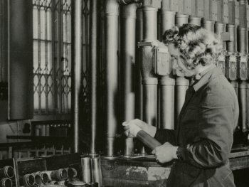 Eine Person, die an der Rohrpost arbeitet.