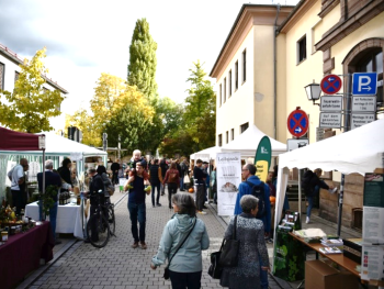 verschiedene Stände und Menschen stehen in der Wasserturmstraße