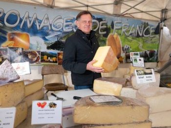 Französischer Gourmetmarkt - Käsestand