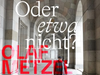 Copyright: Stadt Nürnberg Person mit Mantel und Mütze geht durch einen steinernen Bogen mit Text 'Oder etwa nicht? Olaf Metzel 25.04. - 11.06.2026'