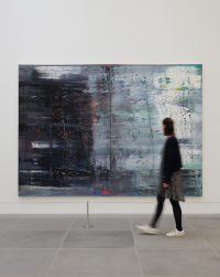 Die Kuratorin Susann Scholl vor Gerhard Richters Bild "Abstract Painting (Canaletto)" aus dem Jahr 1990