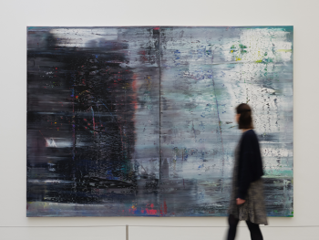 Copyright: Abstract Painting (Canaletto), 1990 © Gerhard Richter 2024 (22022024)_Foto_AnnetteKradisch Die Kuratorin Susann Scholl vor Gerhard Richters Bild "Abstract Painting (Canaletto)" aus dem Jahr 1990