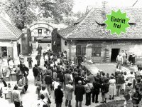 Schwarz-weiße Aufnahme einer Menschenmenge im Innenhof von Schloss Almoshof