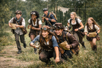 Jugendliche in Steampunk-Kostümen beim Geländespiel