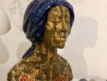 Skulptur aus Computerplatinen in der Galerie rfzk in Nürnberg